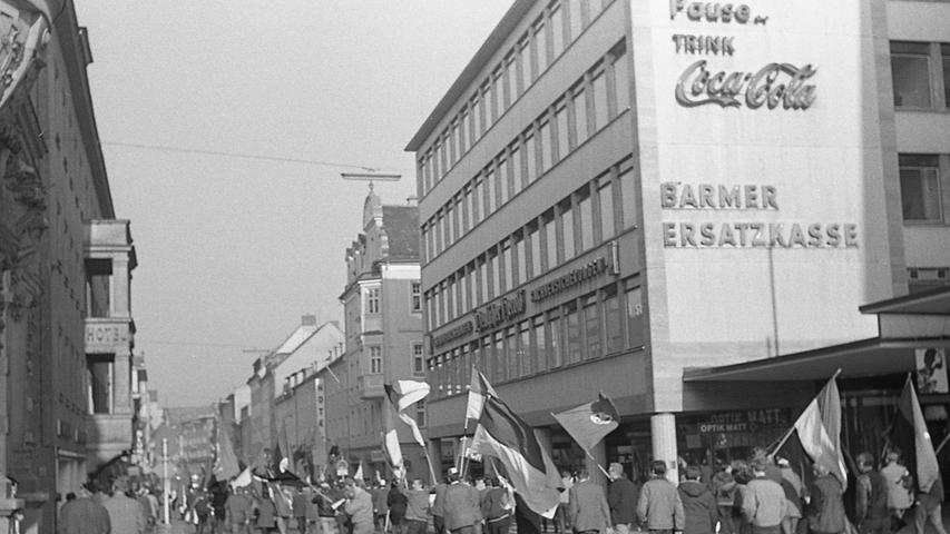 So war es in Regensburg: fahnenbewehrte Clubanhänger ziehen mitten auf der Fahrbahn zum Jahn-Stadion und blockieren – sehr zum Ärger der Domstädter – den Verkehr.  Hier geht es zum Artikel vom 15. November 1969: Hoffähiges Publikum für den Club