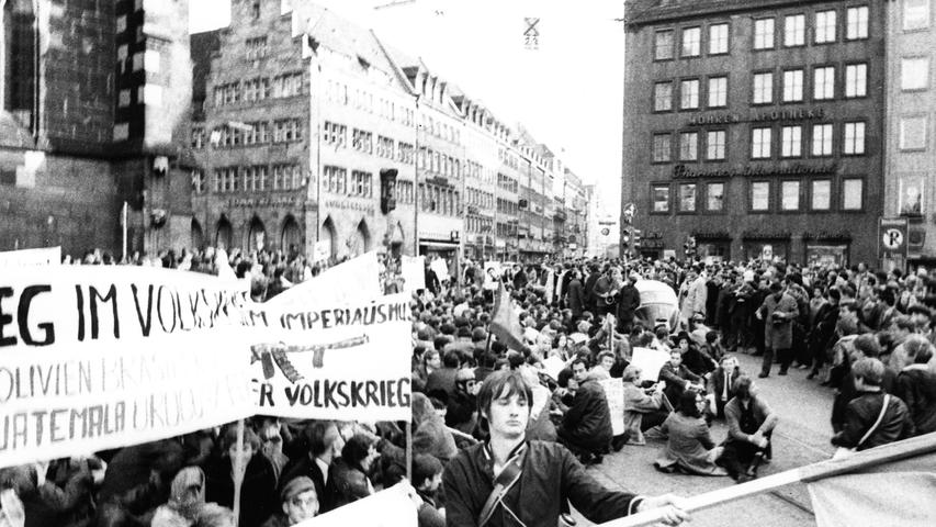 Nürnberg war am 16. November 1969 wie zahlreiche andere deutsche Großstädte, Schauplatz von Demonstrationen gegen den Vietnamkrieg. Rund 1000 Aktivisten versammelten sich auf dem Platz vor der Lorenzkirche.   Hier geht es zum Artikel vom 16. November 1969:  Sit-in mitten in der City
