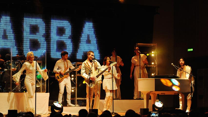 Optisch und akustisch nah am Original: Die italienische Band Abbamusic spielte in Neumarkt im Reitstadel die großen und viele nicht ganz so bekannte ABBA-Hits, das Publikum sang fröhlich mit. Bei einigen Liedern stand der Kinderchor des Münsters St. Johannes mit auf der Bühne und wurde von den Zuhörern gefeiert.