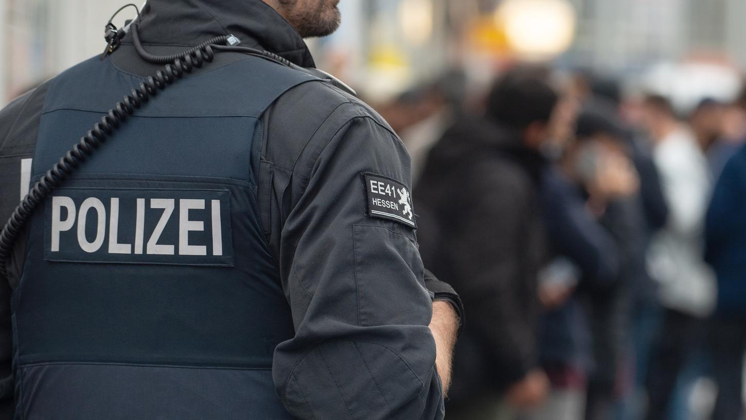 Drei Männer im Alter von 24, 22 und 21 Jahren wurden in Offenbach festgenommen, wie die Staatsanwaltschaft Frankfurt und das Hessische Landeskriminalamt mitteilten.