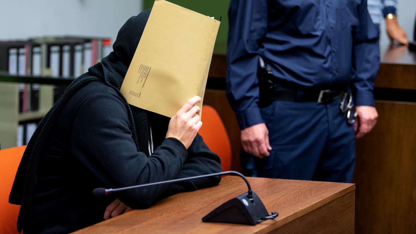 Der wegen versuchten Mordes an zahlreichen Frauen und Mädchen 30-jährige Angeklagte muss zum Prozess im Landgericht München.