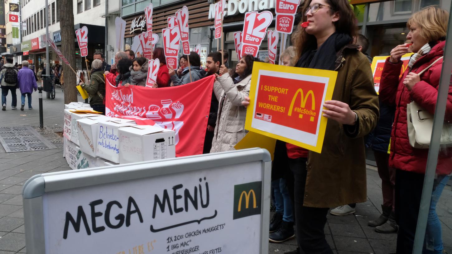 Die "Fast Food Workers United" trafen sich am Dienstagnachmittag in der Nürnberger Breiten Gasse vor der McDonald's-Filiale, um für gerechtere Löhne zu demonstrieren.