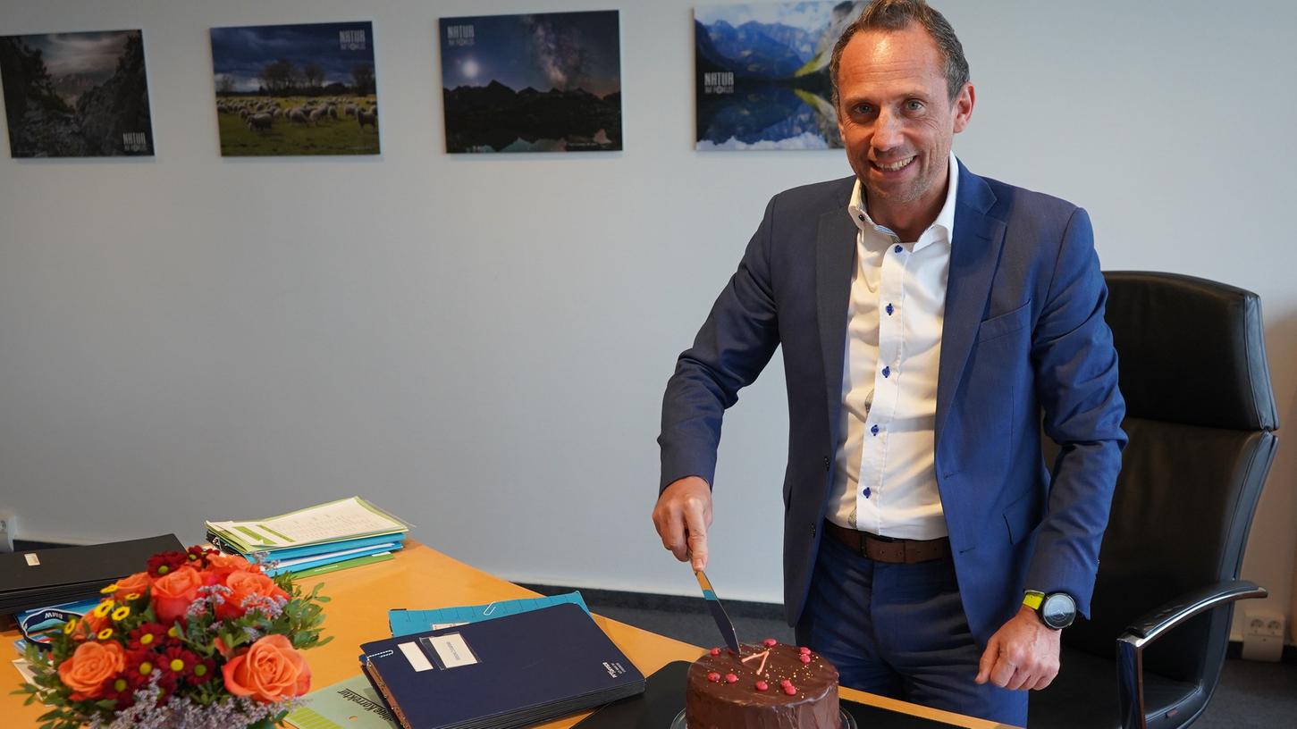 Seit einem Jahr Umweltminister: Mitarbeiter gratulieren Thorsten Glauber