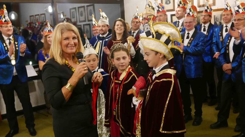 Bürgermeisterin Dr. Birgit Kreß übergab Schlüssel und "Gmavermögen" den Prinzenpaaren…                   Foto: Harald Munzinger