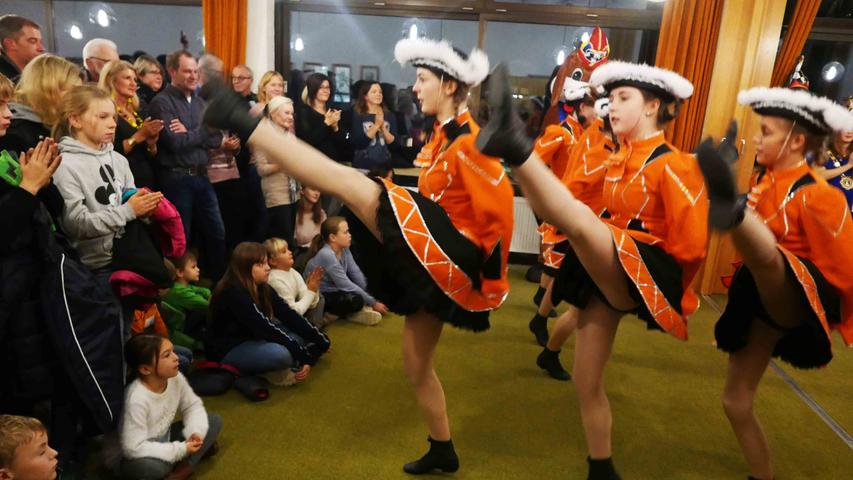 Bis zu den Haarspitzen der Gäste reichten die fliegenden Beine der Jugendgarde…                  Foto: Harald Munzinger