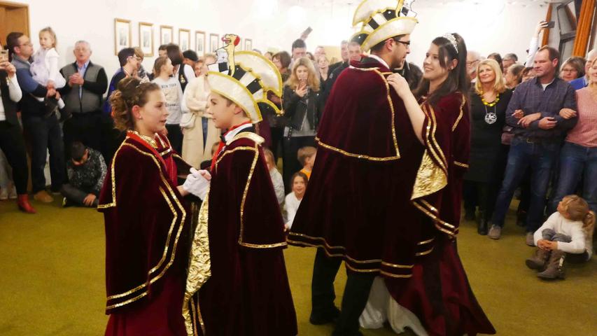 Der Tanz der Prinzenpaare hat Tradition bei der Improvisation…                     Foto: Harald Munzinger