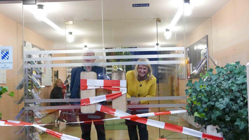 Bürgermeisterin Dr. Birgit Kreß erwartet den Narrenansturm hinter verschlossenen Rathaustüren.
