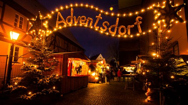 Drei Tage im Jahr erstrahlt das kleine Städtchen Wassertrüdingen (Lkr. Ansbach) in weihnachtlichem Glanz: Die Altstadt wird dabei in ein Adventsdorf umgewandelt. Von Freitag, 29. November bis Sonntag, 1. Dezember 2019, feiert das "Trüdinger Adventsdorf" in diesem Jahr sein zehntes Jubiläum. Dank des beleuchteten Schriftzuges über dem Kirchplatz ist es nicht zu verfehlen. Es bietet in rund 25 bunt geschmückten und weihnachtlich beleuchteten Buden Leckereien wie Hitzplotz und viele Geschenkideen. Jeden Tag um 17 Uhr besucht das Christkind den Kirchplatz und verteilt kleine Geschenke an die vielen Kinder. Öffnungszeiten: Freitag, 29.11.2019, 17-22 Uhr, Samstag, 30.11.2019, 16-22 Uhr und Sonntag, 01.12.2019, 14-18 Uhr.
