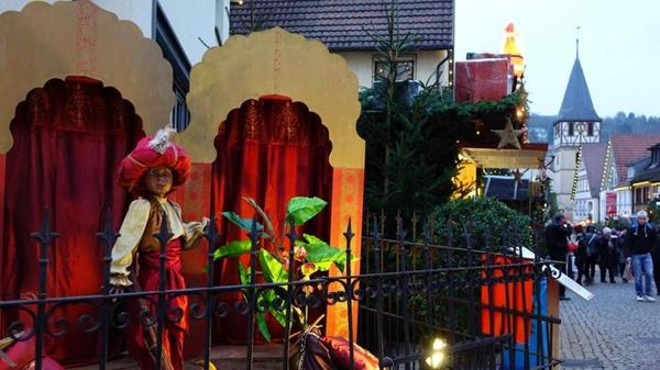 Der "Märchenhafte Weihnachtsmarkt" im gerade noch fränkischen Niederstetten zählt zu den schönsten in der Region und ist deshalb einen Besuch wert. Vom 05. bis 09. Dezember 2019 werden dort zahlreiche, weihnachtlich geschmückte Holzhäuschen im Herzen des Städtchens aufgestellt. Besonders an dem Markt ist der Märchen-Charakter: Es gibt viele Buden, in denen alte Märchen dargestellt werden. Vertreten sind zum Beispiel Dornröschen, Hänsel und Gretel und das tapfere Schneiderlein. Öffnungszeiten: 5.12.2019 von 17 bis 21 Uhr 6.12. von 16 bis 21 Uhr 7.12. von 14 bis 21 Uhr 8.12. von 13 bis 19 Uhr