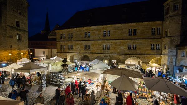 Kein Weihnachtsmarkt, sondern ein Töpfermarkt erwartet die Besucher des Schlosses Thurnau (Lkr. Kulmbach) zur Adventszeit: Dort findet dieses Jahr schon der 30. Weihnachtstöpfermarkt statt, und zwar wie gewohnt immer am 2. Adventswochenende in den Sandsteinhöfen. Mit dem Weihnachtsfest selbst hat der Markt aber eher weniger zu tun, denn dort soll es nicht um Glühwein und das Christkind gehen, sondern um die Töpferware. Dennoch, die Atmosphäre mit den Buden und Lichtern sorgt für viel vorweihnachtliche Stimmung - und bietet gerade denjenigen, die dem Trubel auf einem gängigen Weihnachtsmarkt entgehen wollen, beschauliche Abwechslung. Öffnungszeiten: 6.-8. Dezember 2019, 11 Uhr - 19 Uhr.