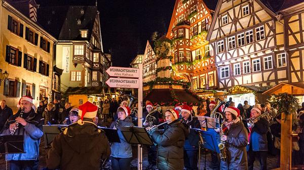 Der Weihnachtsmarkt in Miltenberg (Unterfranken) trägt den Namen "Millumina" nicht umsonst - denn der Adventsmarkt taucht die Stadt im wahrsten Sinne ins Licht. Alle vier Adventswochenenden stehen unter einem anderen Motto. Schön anzusehen ist der beleuchtete, historische Marktplatz mit seinen alten Fachwerkhäusern. Die Buden ziehen sich vom Engelplatz bis zum Schnatterloch. Angeboten werden neben Kunsthandwerk und Weihnachtsschmuck vor allem fränkische Spezialitäten aus Topf und Pfanne. Für Kinder hält jedes Wochenende eine ganz spezielle Überraschung bereit. Des Weiteren zieht am Samstagabend vor dem 1. Advent der "Engelszauber" vom Engelplatz zum Marktplatz. Öffnungszeiten: 29.11.-1.12., 6.-8. Dezember, 13.-15. Dezember, 20.-22. Dezember 2019, am Freitag von 14 - 21 Uhr und Samstag und Sonntag von 11 - 21 Uhr.