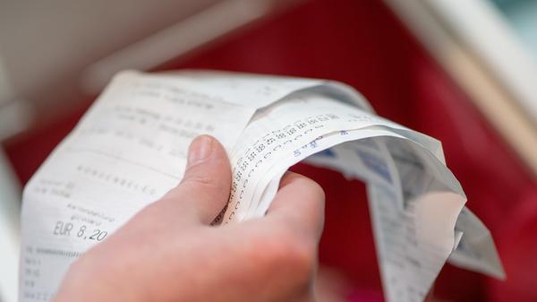 Meistens bestehen diese Zettel aus Thermopapier, sind also beschichtet und müssen deshalb in den Restmüll. Es gibt mittlerweile aber umweltfreundliche Alternativen, einen Hinweis darauf findet man meistens auf der Rückseite.