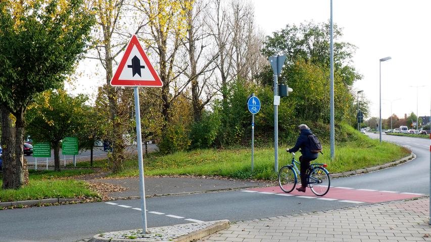 Die gefährlichste Stelle ist laut einer Userin beim Globus: "Wenn man von der Autobahn Richtung Globus abbiegt, sieht man die Radfahrer erst, wenn es eigentlich zu spät ist, da das Gebüsch zu lang ist."