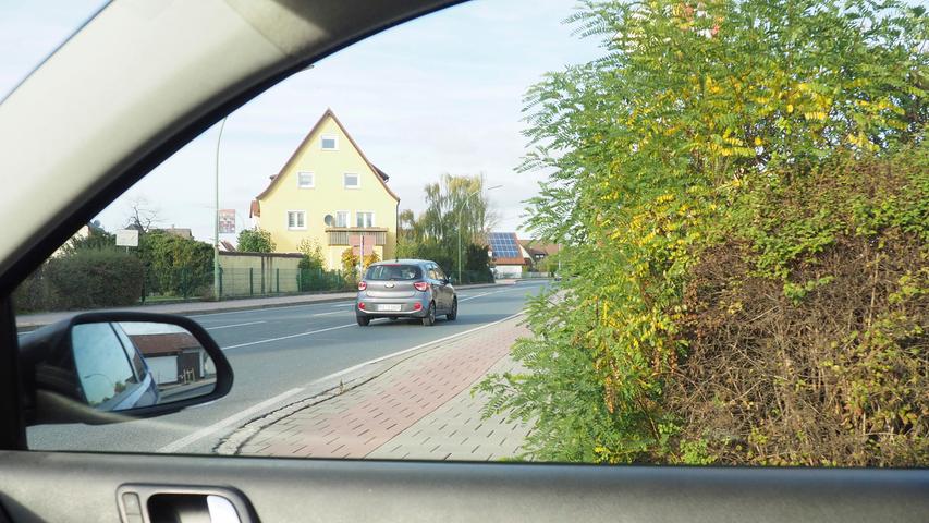 Eine Userin erinnert sich an die Stelle, wenn man vom Föhrenweg rechts auf die B470 abbiegt. "Die Büsche der Norma-Filiale verdecken komplett den Radweg."