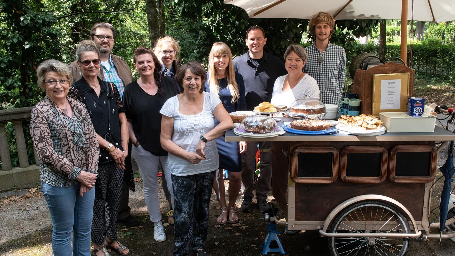 So sieht es aus, das Café-Fahrrad, das von Juli bis Mitte September sonntags im Rondell auf die Besucher des Fürther Friedhofs wartet. Bekommen die Oberasbacher jetzt auch ein Café am Friedhof? So sieht es aus, das Café-Fahrrad, das von Juli bis Mitte September sonntags im Rondell auf die Besucher des Fürther Friedhofs wartet. Bekommen die Oberasbacher jetzt auch ein Café am Friedhof?