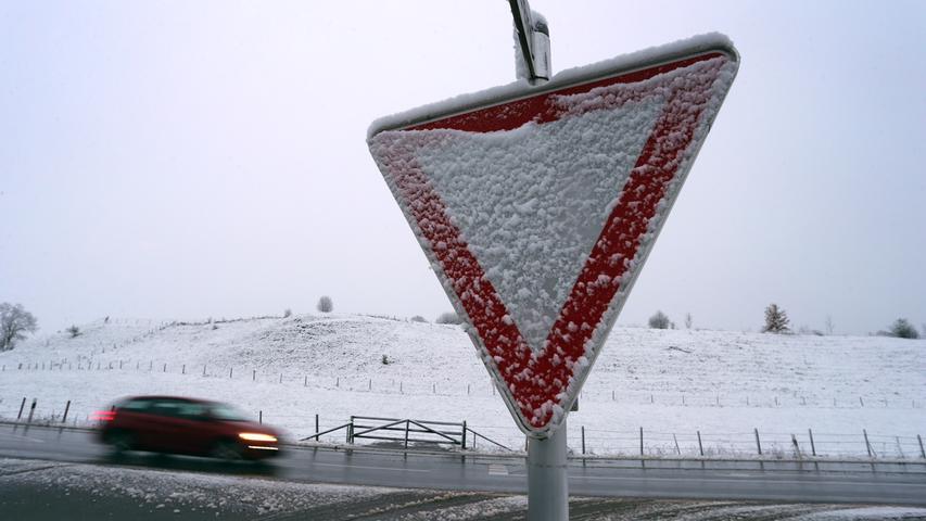 Mehr als nur schneebedeckte Straßen: Wintereinbruch in Bayern
