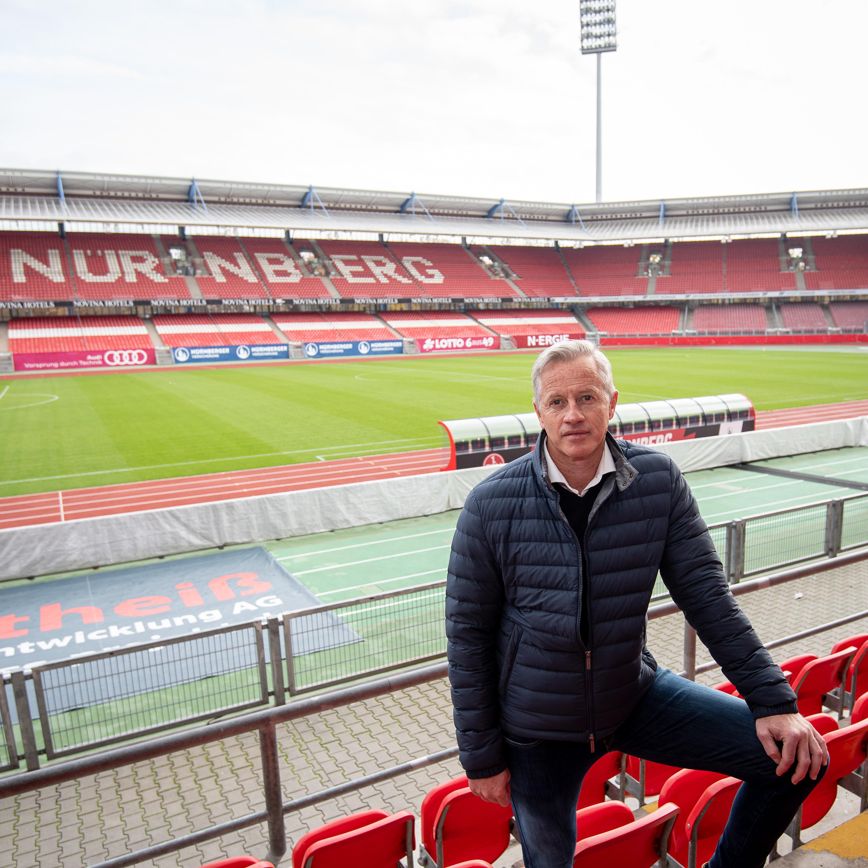 Keller in seinem neuen Wohnzimmer. Das Pressegespräch zu seiner Vorstellung fand im VIP-Bereich des Max-Morlock-Stadions statt. Anschließend posierte der neue Coach noch für ein paar Fotos im Stadion-Achteck. Bei den Fans hofft man, dass Keller die Heimspielstätte des 1. FCN wieder zu einer Festung macht.