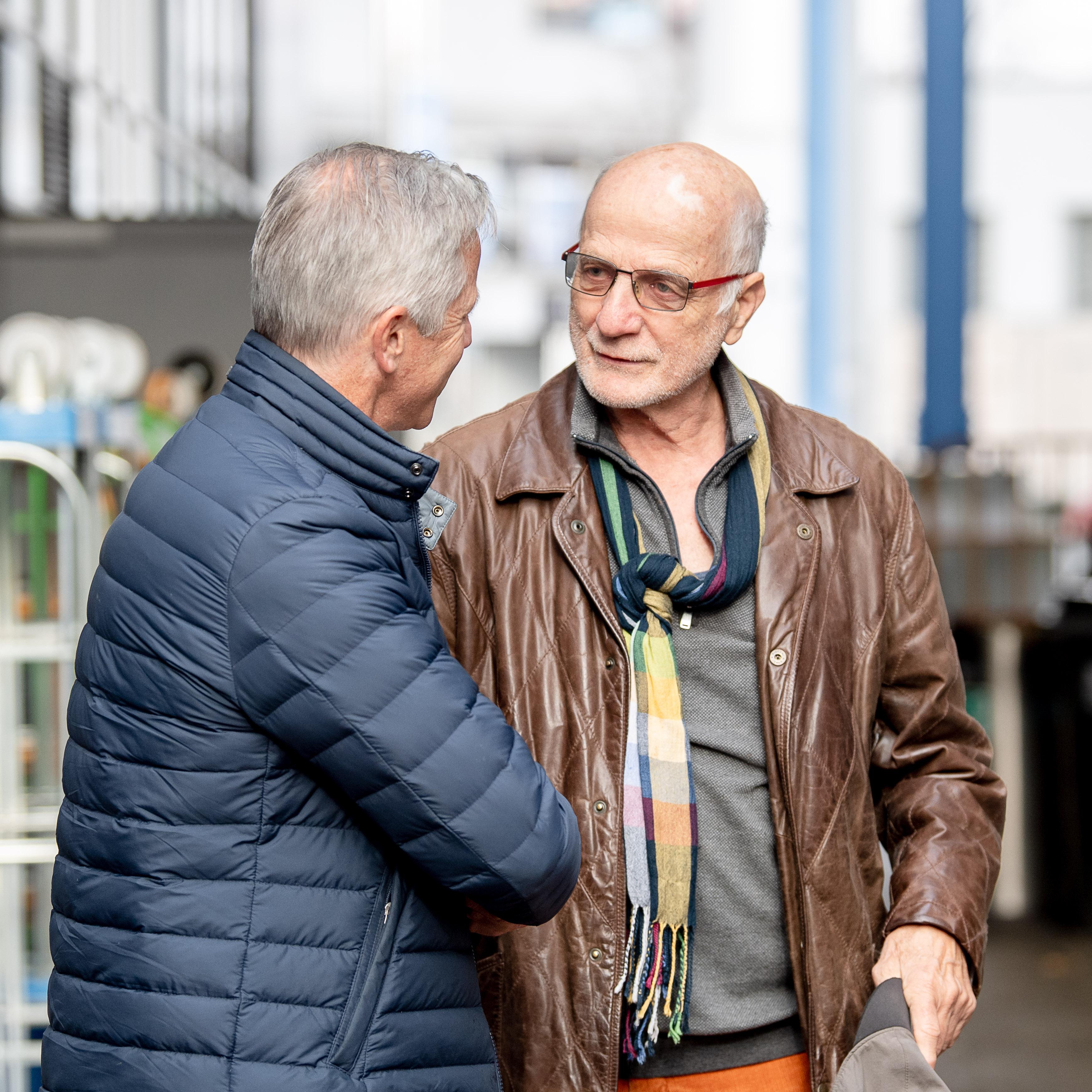 Aufsichtsratsmitglied Günther Koch ließ es sich nicht nehmen, den neuen starken Mann an der Seitenlinie persönlich in Nürnberg zu begrüßen. Koch gehört beim 1. FC Nürnberg zum Inventar, das muss Keller erst noch schaffen.