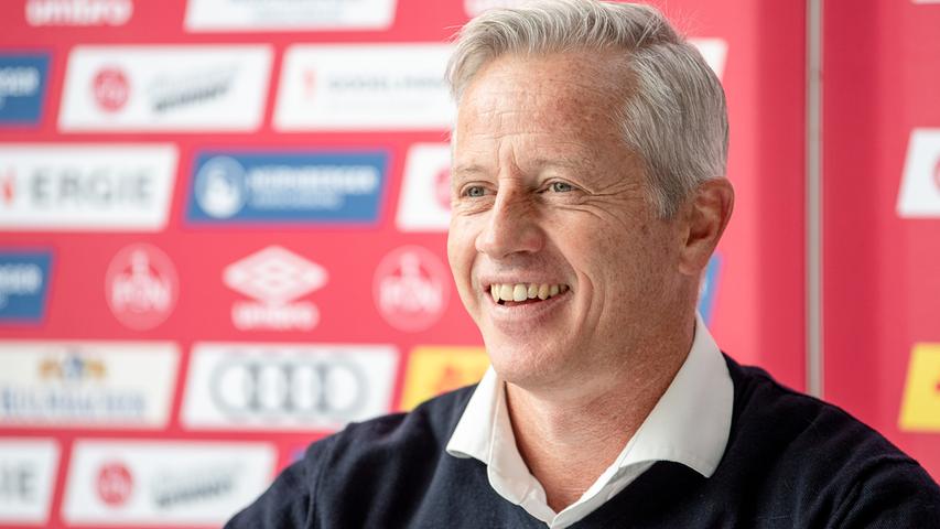 Trotz Tabellenplatz 14: Jens Keller geht seine neue Aufgabe mit einem Lächeln an. Der Ex-Profi will vor allem die zuletzt extrem löchrige Abwehr wieder stabilisieren. Gegen Bielefeld hagelte es im letzten Pflichtspiel fünf Gegentore.