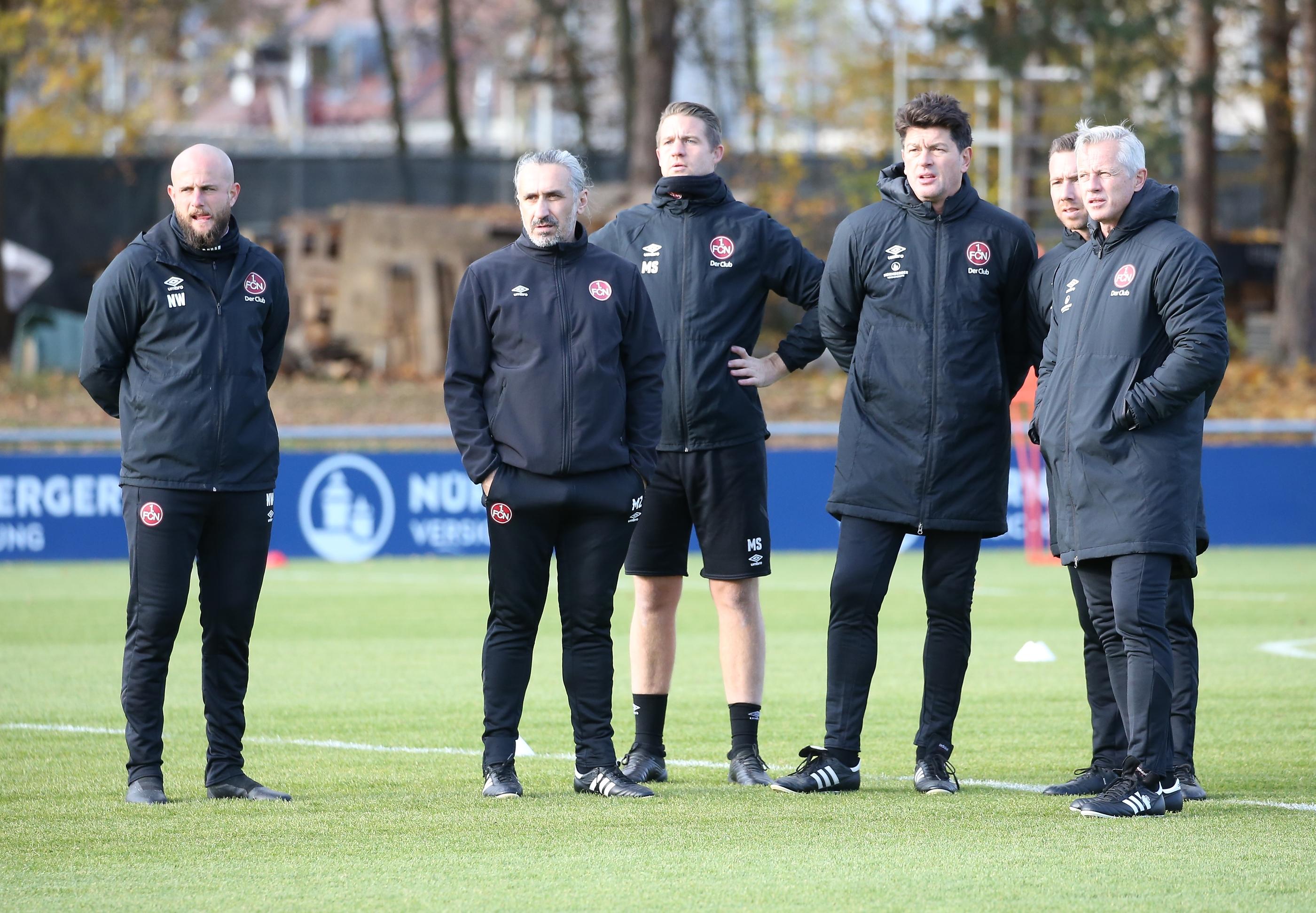 Das ist er, der neue Trainerstab der Profimannschaft des 1. FC Nürnberg. Als einen seiner Co-Trainer hat Jens Keller den Ex-Profi Thomas Stickroth (vierter von links) mit nach Franken gebracht. Er hat Keller bereits bei dessen letzter Trainerstation in Ingolstadt unterstützt.