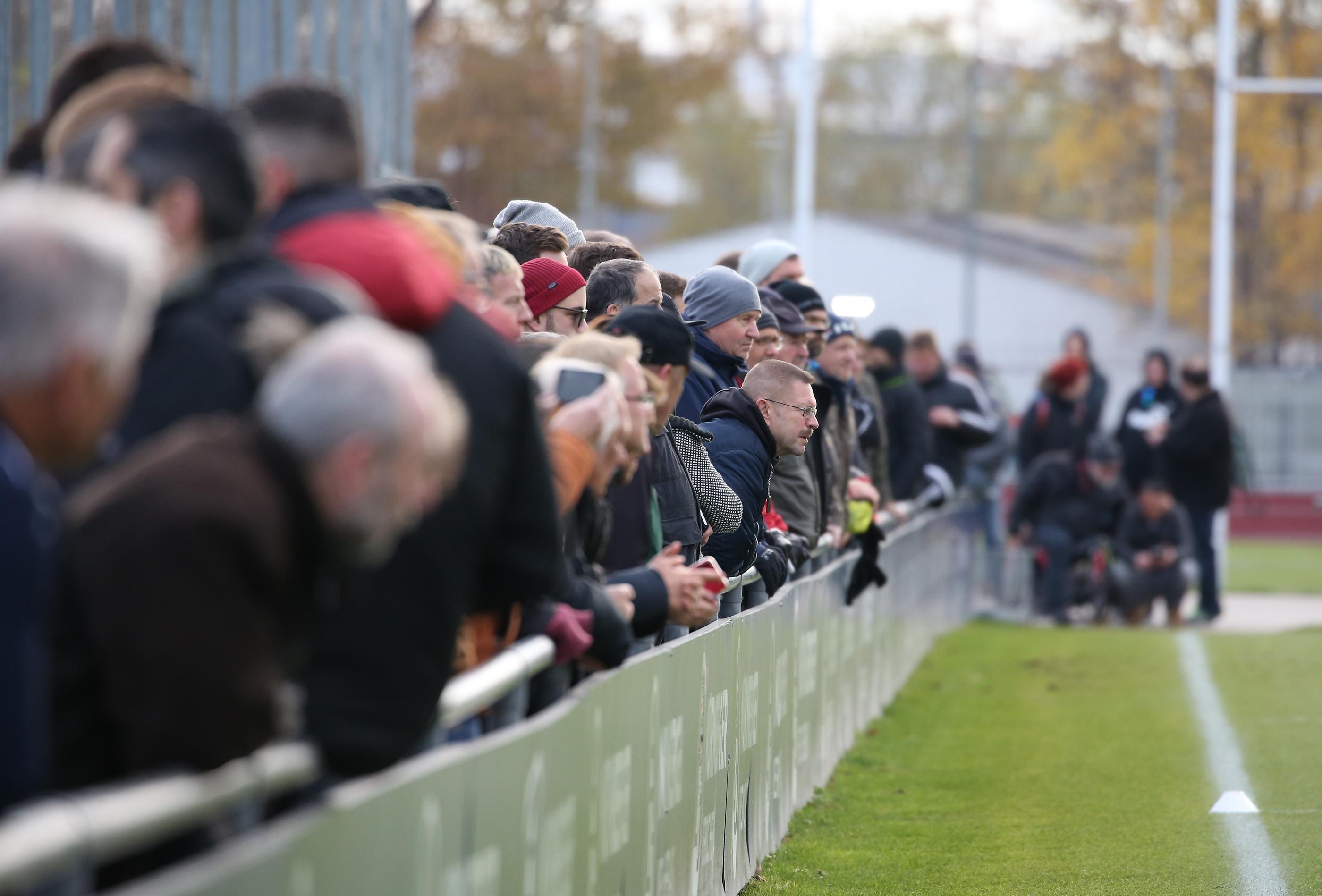 Der Name Jens Keller zieht: Zahlreiche Fans tummelten sich am Mittwochnachmittag auf dem Trainingsgelände und wollten die erste Einheit unter dem neuen Chefcoach bestaunen. Schließlich werden jetzt schon die Grundlagen für das Derby am 24. November gelegt.