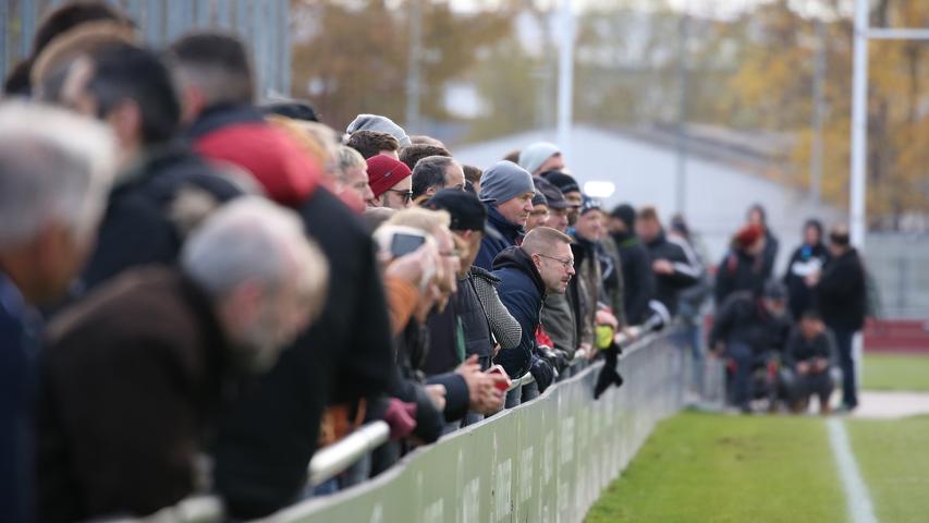 Der Name Jens Keller zieht: Zahlreiche Fans tummelten sich am Mittwochnachmittag auf dem Trainingsgelände und wollten die erste Einheit unter dem neuen Chefcoach bestaunen. Schließlich werden jetzt schon die Grundlagen für das Derby am 24. November gelegt.
