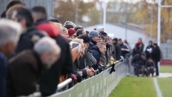 Der Name Jens Keller zieht: Zahlreiche Fans tummelten sich am Mittwochnachmittag auf dem Trainingsgelände und wollten die erste Einheit unter dem neuen Chefcoach bestaunen. Schließlich werden jetzt schon die Grundlagen für das Derby am 24. November gelegt.