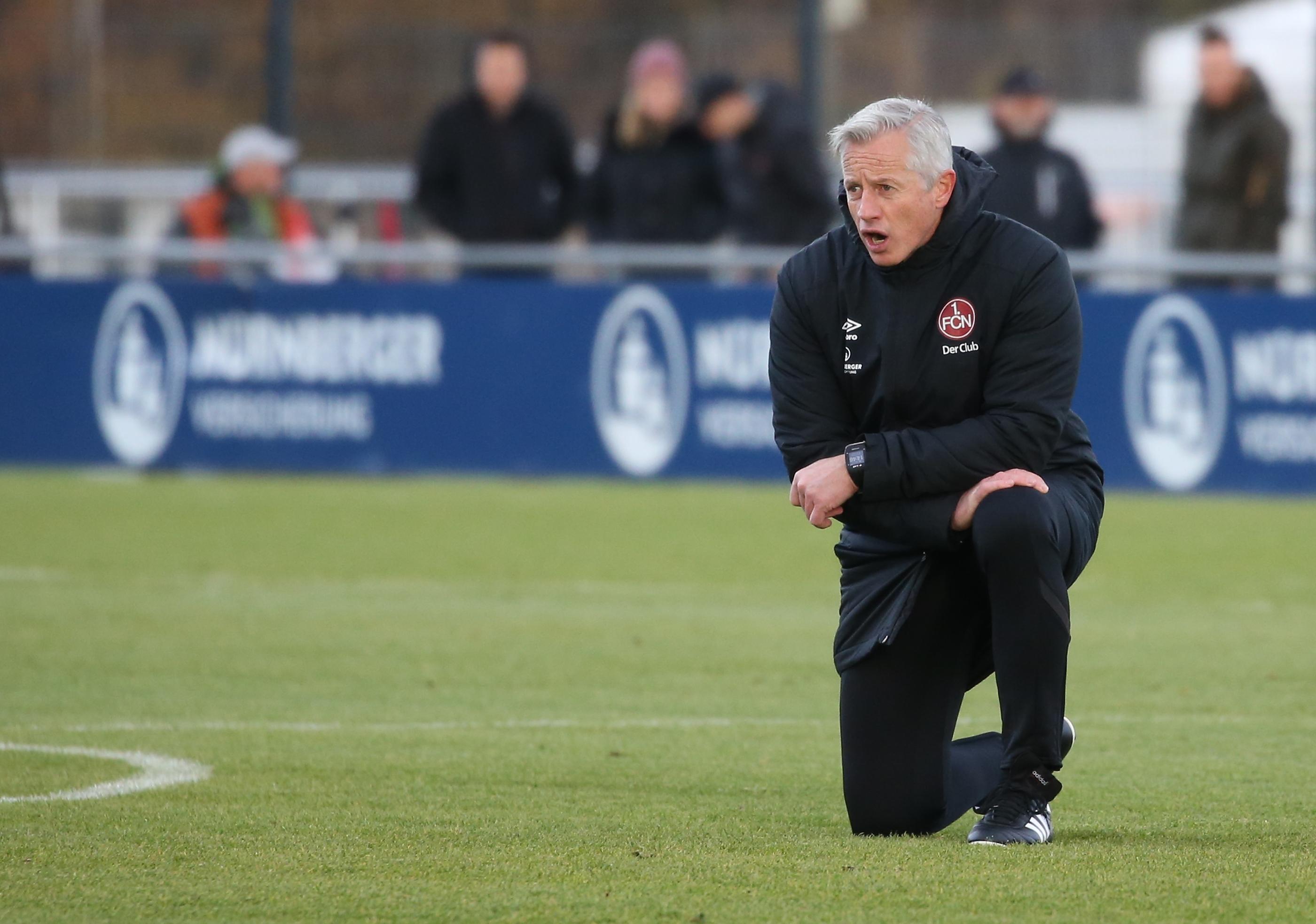 Keller kniet bei seiner ersten Trainingseinheit auf dem Rasen und gibt Anweisungen. Konzentration und Durchsetzungsvermögen sind Eigenschaften, die Keller brauchen wird, um den Club zurück in die Erfolgsspur zu führen.