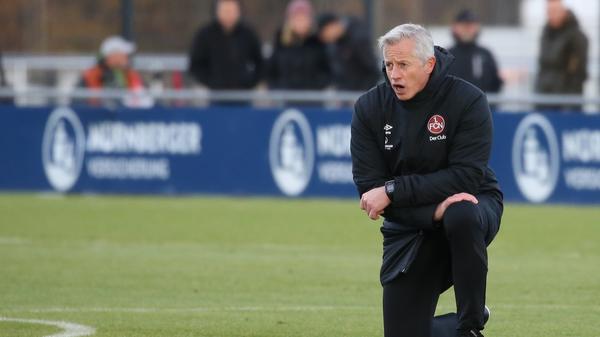 Keller kniet bei seiner ersten Trainingseinheit auf dem Rasen und gibt Anweisungen. Konzentration und Durchsetzungsvermögen sind Eigenschaften, die Keller brauchen wird, um den Club zurück in die Erfolgsspur zu führen.