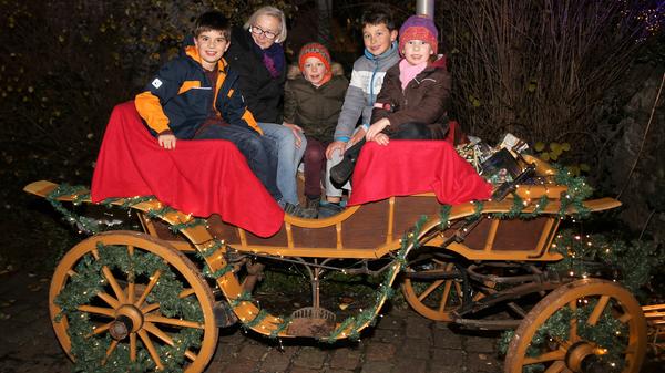 Vielleicht führt Sie der Weg dieses Jahr in der Adventszeit ja auch nach Veitshöchheim: Denn dort findet zum 25. Mal die Altortweihnacht statt. Wie auch in den vergangenen Jahren werden dafür der Rathausinnenhof, der Rathausvorraum und das Haus der Begegnung feierlich geschmückt. Der hell erleuchtete Torbogen verbreitet beim hindurch schreiten direkt weihnachtliche Stimmung. Neben den üblichen Buden kann auch eine Tour mit dem Nachtwächter der Stadt unternommen werden, auch die Motto-Weihnachtspartys am Abend machen die Altortweihnacht sehenswert. Öffnungszeiten: An allen vier Adventswochenenden, Samstags von 14.30 bis 20 Uhr, am Sonntag von 14.30 bis 20 Uhr.