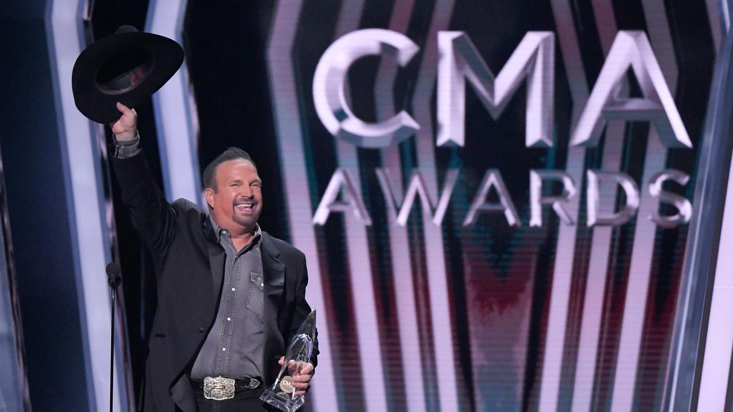 Garth Brooks nahm die Auszeichnung als Entertainer des Jahres bei den 53. Country Music Awards (CMA) entgegen.