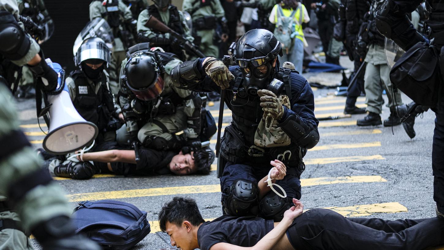 Die Bereitschaftspolizei verhaftet Demonstranten während eines Protestes im Central District Hongkong. In Hongkong haben Demonstranten mehrere Tage in Folge Teile der Finanzmetropole zum Erliegen gebracht.