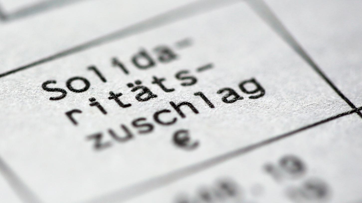30 Jahre nach dem Mauerfall wird der Solidaritätszuschlag für den Aufbau Ost zum Auslaufmodell. 30 Jahre nach dem Mauerfall wird der Solidaritätszuschlag für den Aufbau Ost zum Auslaufmodell.