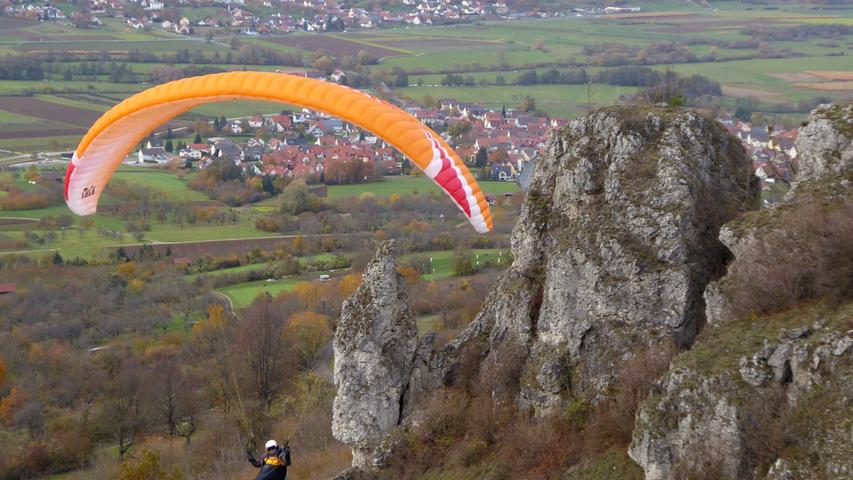 Den Paraglider direkt neben der "Steinernen Frau" am Walberla hat Norbert Haselbauer für uns im Bild festgehalten.