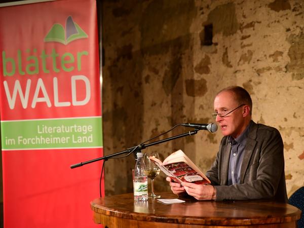 Der Herzogenauracher Autor Jan Beinßen bei der blätterWALD-Lesung in Neunkirchen.
