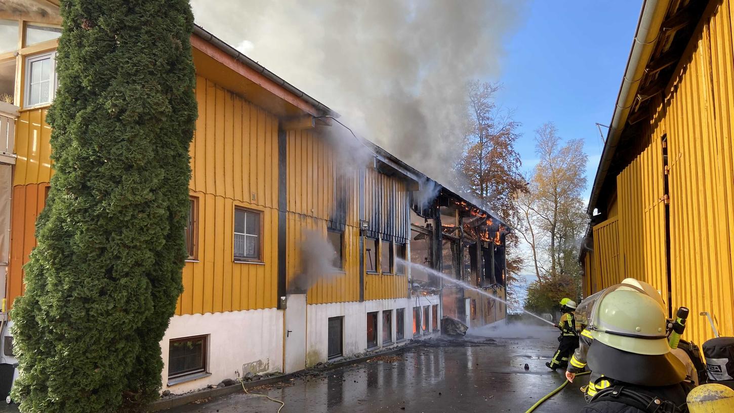 Die Flammen breiteten sich auch auf ein angrenzendes Wohnhaus aus.