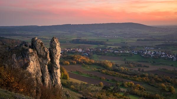 ...die Ausstellung Forchheimshots gewonnen und war heuer in der Jury. „In der Fränkischen Schweiz gibt es unendlich viele, schöne Motive“, sagt sie – wie hier im Bild das Walberla. Mehr über sie lesen Sie hier.