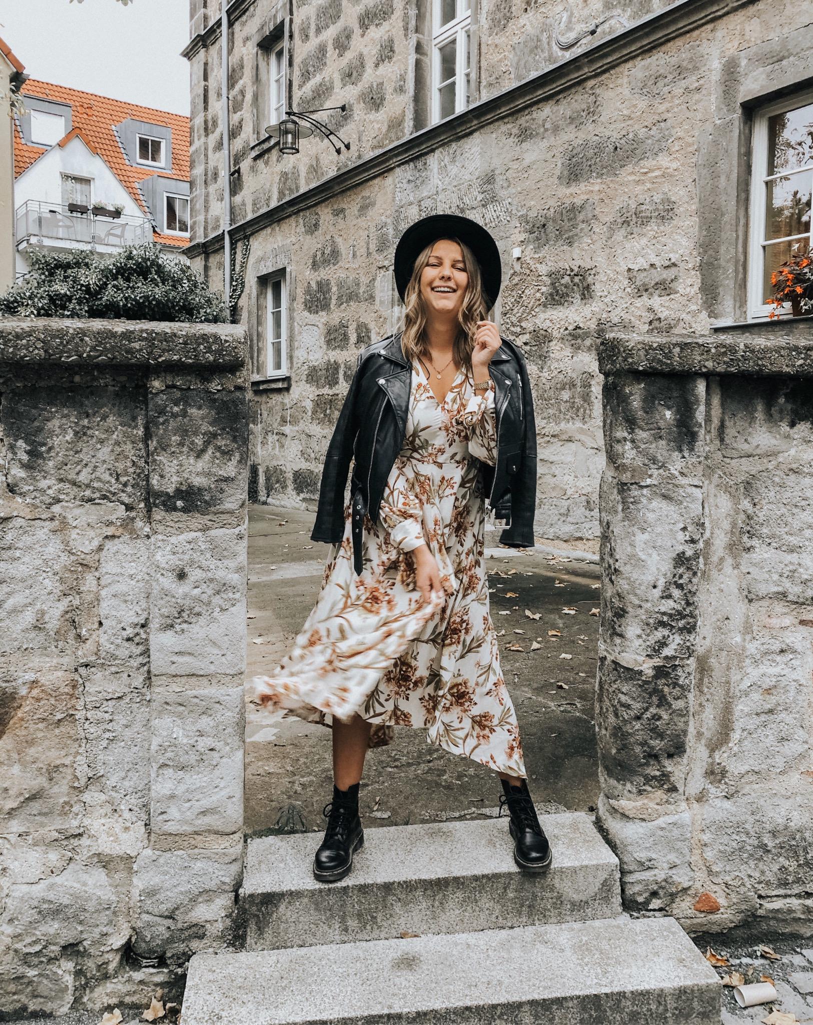 Jessica Gebhardt aus Forchheim hat Jura studiert und präsentiert als "j.panarelli" gerne Mode in den Straßen Forchheims – wie hier vor dem Herder-Gymnasium. Außerdem...