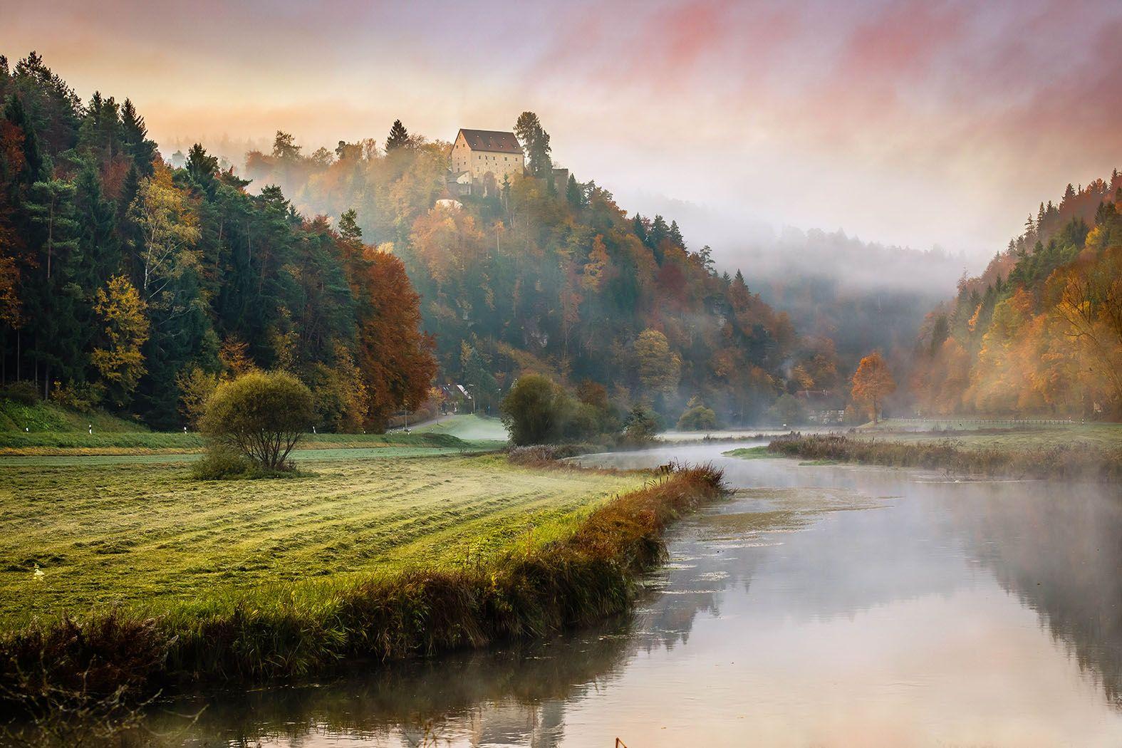...steht er auch gegen vier Uhr auf und erlebt besondere Momente, weil zu dieser Zeit sonst kaum jemand unterwegs ist. Für ihn gehört auch Glück dazu: "Um tolle Nebelaufnahmen zu machen, verfolge ich genaue Wettervorhersagen. Es muss eine hohe Luftfeuchtigkeit und Windstille herrschen. Ein Quentchen Glück gehört dazu, denn einen Kilometer weiter kann der Nebel schon wieder weg sein", erzählt er. Mehr über ihn lesen Sie hier.