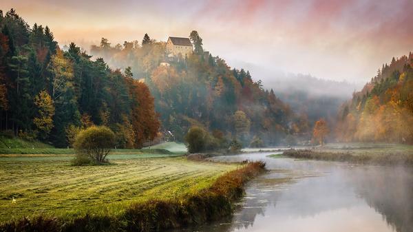 ...steht er auch gegen vier Uhr auf und erlebt besondere Momente, weil zu dieser Zeit sonst kaum jemand unterwegs ist. Für ihn gehört auch Glück dazu: "Um tolle Nebelaufnahmen zu machen, verfolge ich genaue Wettervorhersagen. Es muss eine hohe Luftfeuchtigkeit und Windstille herrschen. Ein Quentchen Glück gehört dazu, denn einen Kilometer weiter kann der Nebel schon wieder weg sein", erzählt er. Mehr über ihn lesen Sie hier.
