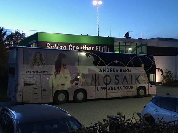 Auf dem Mannschaftsbus der SG Sonnenhof Großaspach prangt übergroß Andrea Berg, der Gattin des Klubbosses Ulrich Ferber.