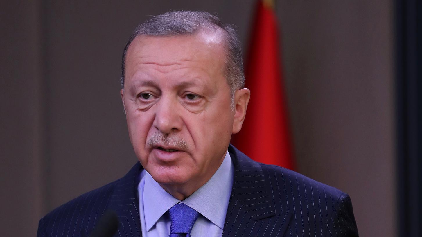 Angesichts geplanter EU-Sanktionen hat der türkische Präsident damit gedroht, mehr Anhänger der Terrormiliz Islamischer Staat (IS) nach Europa zu schicken.