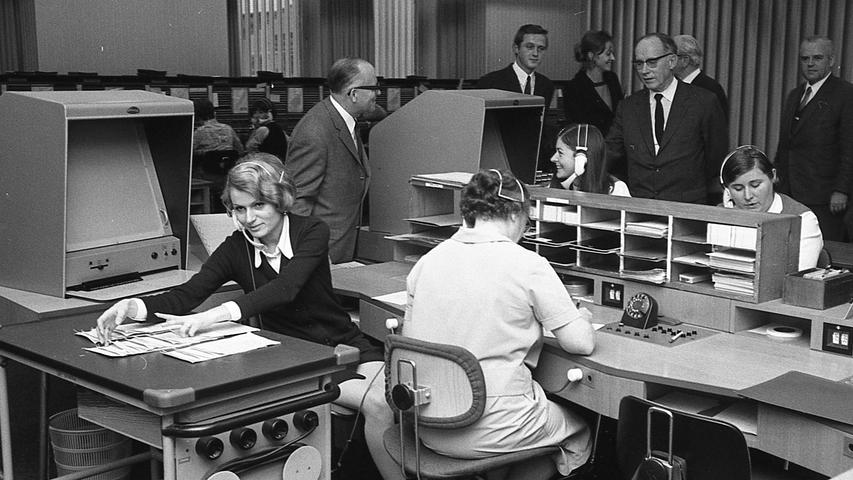 Die Technik und diese vier Damen machen es möglich: alle Telefonbesitzer im Ortsnetz Nürnberg-Fürth können jetzt den neuen Fernsprechauftragsdienst in Anspruch nehmen.  Hier geht es zum Artikel vom 18. November 1969: Wellensalat im Äther
