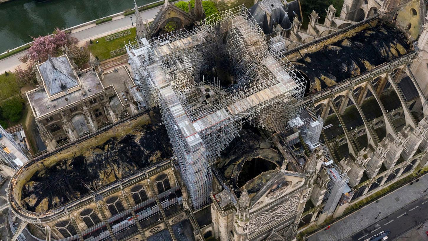 Eine Luftaufnahme der Pariser Kathedrale Notre-Dame zeigt die Schäden nach dem verheerenden Feuer im April.