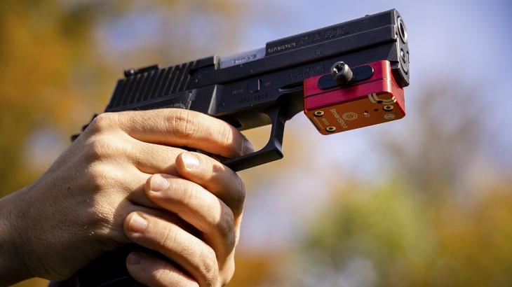 Der Smartshot wird an der Pistole unter dem Lauf befestigt und misst die Zeit, die der Schütze im Parcours für die Abgabe von Schüssen braucht.