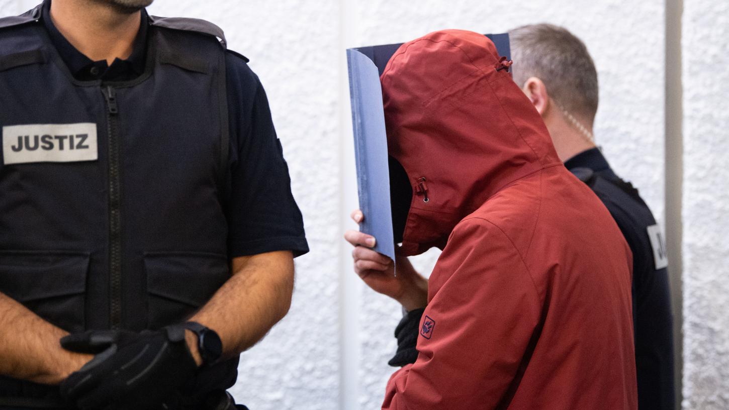Nach einem Raser-Unfall mit zwei Toten in der Stuttgarter Innenstadt ist ein junger Mann zu fünf Jahren Jugendstrafe verurteilt worden.
