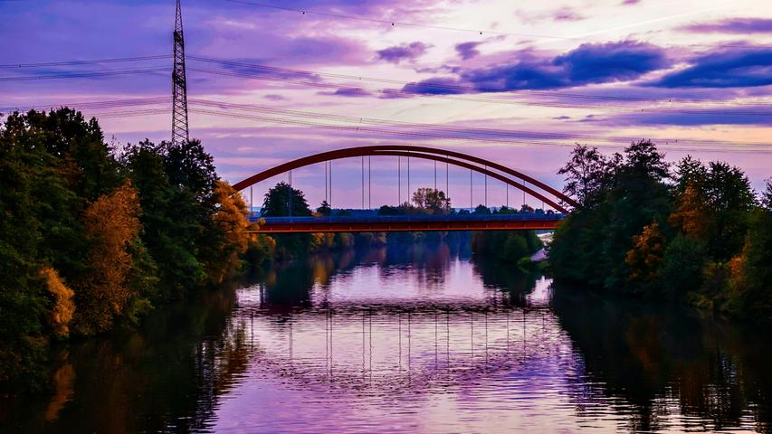Die rote Brücke über den Kanal bei Hausen, im Sonnenuntergang von Matthias Hösch in Szene gesetzt. Der 41-jährige Hobbyfotograf zeigt auf seiner eigenen Instagram-Seite"photo_by_matze", ...