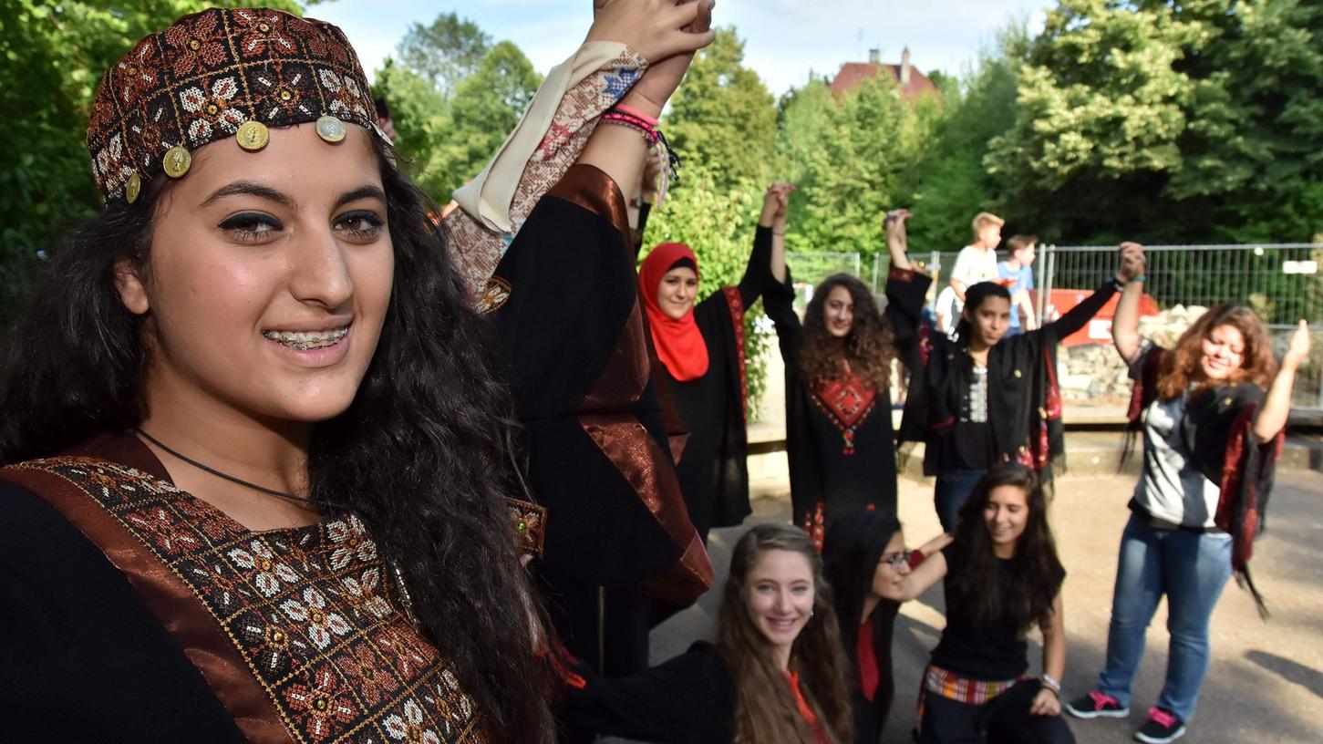 So sah 2015 der Schüleraustausch zwischen dem Dietrich-Bonhoeffer-Gymnasium und der Dar Al-Tifel-Schule in Ost-Jerusalem aus: Gastschülerinnen zeigten in Oberasbach palästinensische Tänze.