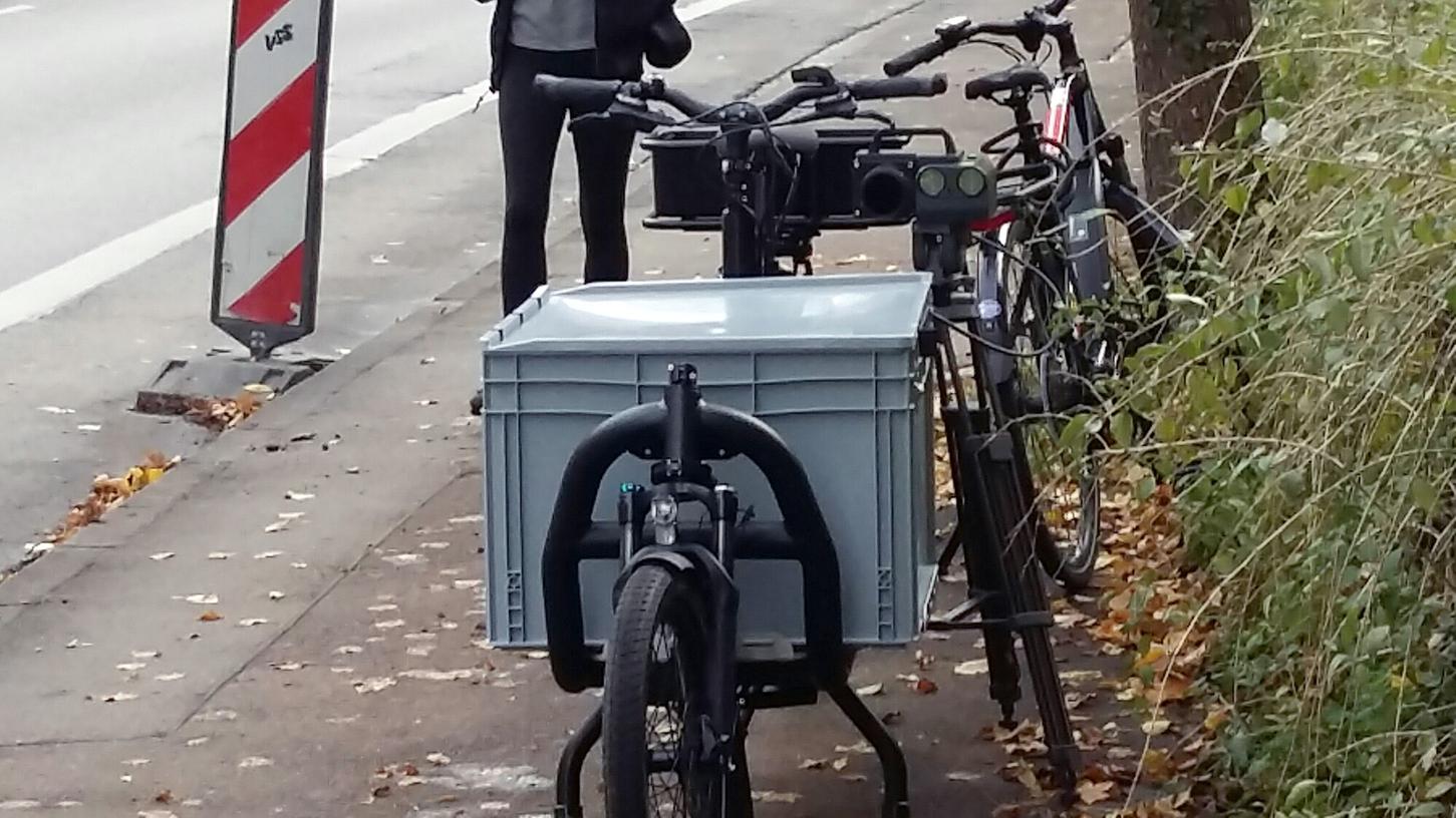 Um im Straßenverkehr auch an engen Gefahrenstellen für Sicherheit zu sorgen, haben Beamte ein Fahrrad in einen mobilen Blitzer umfunktioniert.