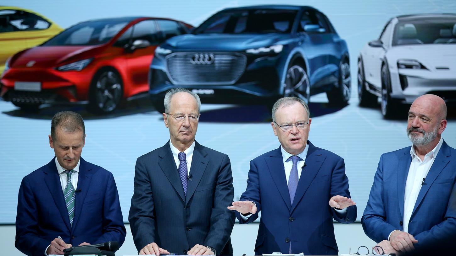 Tesla könne in Deutschland den Wettbewerb in Sachen E-Mobilität befeuern, so VW-Vorstandsvorsitzender Herbert Diess (l.)
